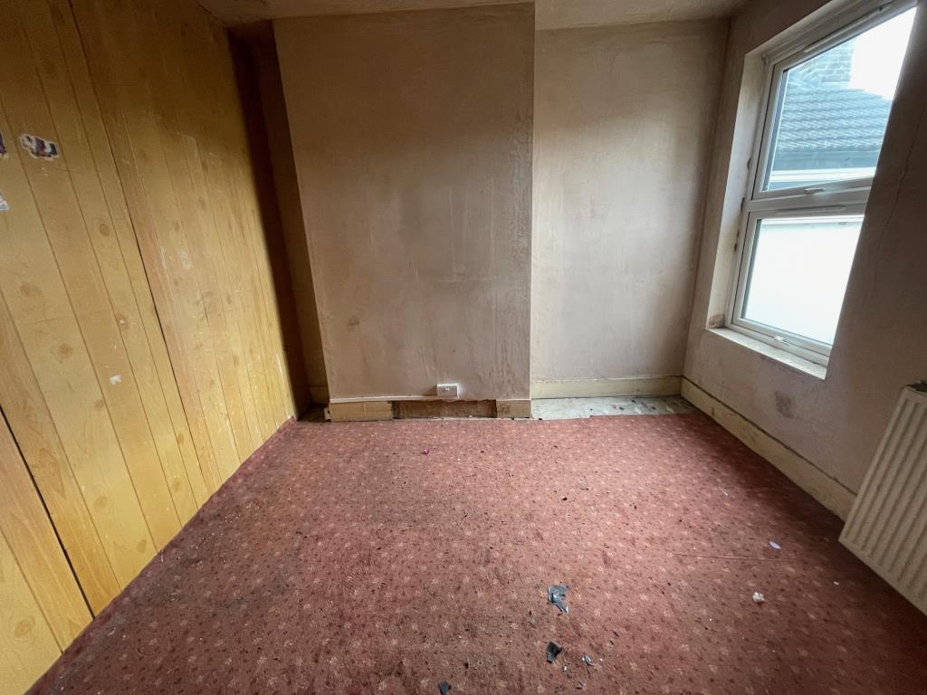 Lot: 20 - MID-TERRACE HOUSE FOR IMPROVEMENT - Bedroom 2